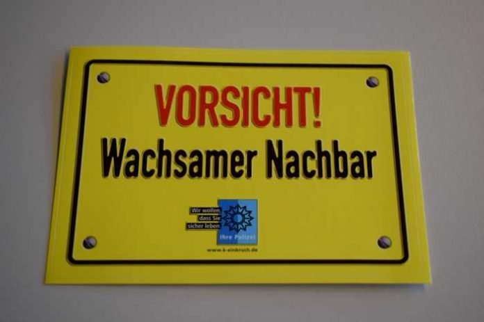 Vorsicht! Wachsamer Nachbar! Den Aufkleber gibt es hier zum Download: https://www.polizei-beratung.de/medienangebot/detail/109-vorsicht-wachsamer-nachbar/