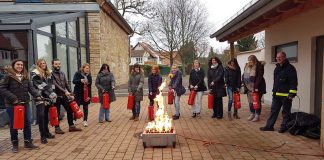 Praktische Übung der Erzieherinnen und Erzieher bei der Brandschutzhelferausbildung. (Foto: Kreisverwaltung Südliche Weinstraße)