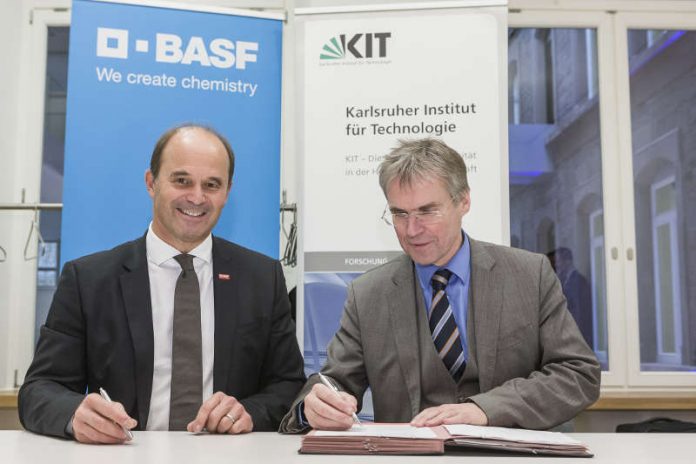 Dr. Martin Brudermüller, Stellvertretender Vorstandsvorsitzender und Chief Technology Officer der BASF, Professor Holger Hanselka, Präsident des KIT. (Foto: Dölger, BASF)