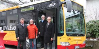 Interkommunale Kooperation: Über den Start der neu gestalteten Buslinien freuen sich (v.l.n.r.) Stupferichs Ortsvorsteher Alfons Gartner, Waldbronns Bürgermeister Franz Masino, Wettersbachs Ortsvorsteher Rainer Frank und Karlsbads Bürgermeister Jens Timm. Am Samstag machte das KVV Event-Mobil auf dem Rathausplatz in Waldbronn Station, um den Bürgern vor Ort das neue Angebot zu präsentieren. (Foto: KVV)