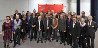 Landrat Clemens Körner und Sparkassenvorstand Clemens G. Schnell übergaben Spenden der Kulturstiftung der ehemaligen Kreissparkasse Rhein-Pfalz an Vereine und Initiativen aus dem Rhein-Pfalz-Kreis. (Foto: Sparkasse Vorderpfalz/Klaus Venus)