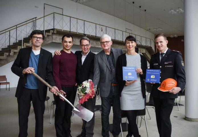 v.l.: Johannes Dölger (Lions Club Mannheim Quadrate), Ilya Lapich (Internationales Opernstudio), Albrecht Puhlmann (Opernintendant des NTM), Rainer Neumann (Orchesterdirektor des NTM), Christine Senger (Rektorin der Kerschensteinerschule) und Rouven Hübner (Stadtjugendfeuerwehrwart) (Foto: Christian Kleiner)