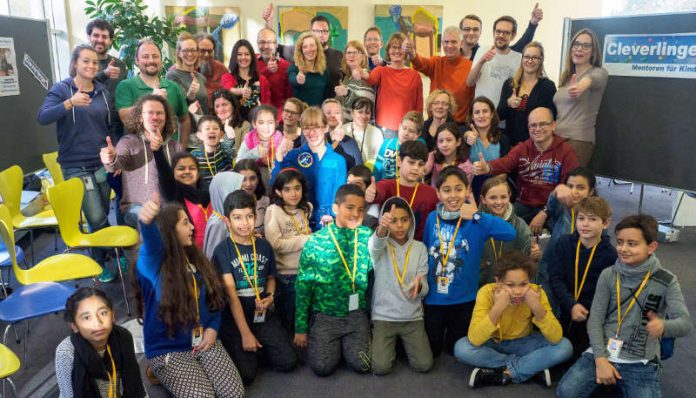 Die Kinder des Cleverlinge²-Projekts sind begeistert von Insa Thiele-Eich, Deutschlands erster angehenden Astronautin und möchten nun auch alle AstronautInnen werden. (Foto: Andreas Huppert)