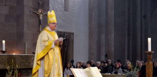 Bischof Dr. Karl-Heinz Wiesemann predigte am 1. Weihnachtsfeiertag im Dom zu Speyer (Foto: Klaus Landry)