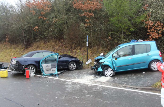 Die unfallbeteiligten Fahrzeuge nach dem Frontalzusammenstoß (Foto: Polizei RLP)