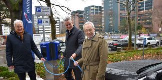 Eschborns Bürgermeister Mathias Geiger, Mainova-Vorstandsvorsitzender Dr. Constantin H. Alsheimer und BAFA-Präsident Andreas Obersteller nehmen die Mainova-Stromtankstelle auf dem BAFA-Parkplatz offiziell in Betrieb. (Foto: BAFA)