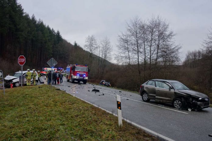 Vier Menschen wurden bei dem Verkehrsunfall verletzt (Foto: Feuerwehr Kaiserslautern)