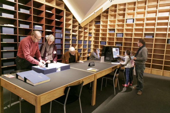 Austausch und Recherche in der Bibliothek der Generationen (Foto: HMF / Stefanie Kösling)