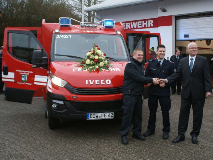 Übergabe der Fahrzeugschlüssel von Verbandsbürgermeister Manfred Kirr (r.) an Wehrleiter Frank Flockerzi (l.) und Wehrführer Torsten Buschlinger (Foto: Presseteam der Feuerwehr VG Lambrecht)