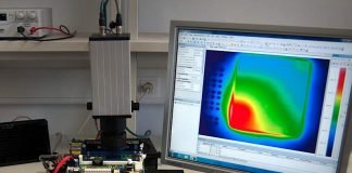 Versuchsaufbau zur Überwachung eines Computerchips mit Infrarotkameras (Foto: CES/ KIT)