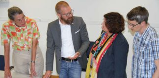 Konstruktiver Austausch: Sebastian Spitzer vom KVV (2.v.l.) diskutiert mit den Fahrgastbeiräten Dr. Charlotte Kämpf, Nicole Kehr und Florain Roth über Verbesserungen im öffentlichen Nahverkehr (Foto: KVV)