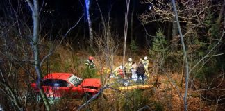 Die Person, die das Auto fuhr, flüchtete von der Unfallstelle (Foto: Feuerwehr Kaiserslautern)