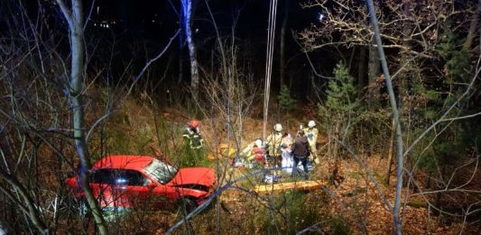 Die Person, die das Auto fuhr, flüchtete von der Unfallstelle (Foto: Feuerwehr Kaiserslautern)