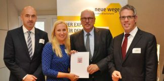 Stefan Rechmann (Betriebsleiter von „Neue Wege“), Diana Stolz, die Erste Kreisbeigeordnete des Kreises Bergstraße, der hessische Arbeitsminister Stefan Grüttner sowie Landrat Christian Engelhardt bei der Übergabe der Fördergelder für das Digitalisierungsprojekt. (von links) (Foto: Kreis Bergstraße)