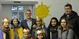 Segen bringen, Segen sein: Landrat Christian Engelhardt mit Hanna, Caroline, Lea, Stefanie, Judith, Miriam, Laura sowie Diakon Simon Krost (von links) von Heppenheimer Sankt Peter-Gemeinde im Landratsamt. (Foto: Kreis Bergstraße)