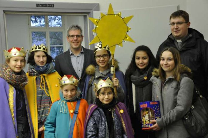 Segen bringen, Segen sein: Landrat Christian Engelhardt mit Hanna, Caroline, Lea, Stefanie, Judith, Miriam, Laura sowie Diakon Simon Krost (von links) von Heppenheimer Sankt Peter-Gemeinde im Landratsamt. (Foto: Kreis Bergstraße)