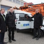 EWR-Vorstand Günter Reichart, Bürgermeister Hans-Joachim Kosubek und ebwo-Werkleiter Hans-Dieter Gugumus starten die Testphase mit dem E-Transporter. (Foto: Axel Schmitz)