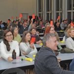 Beim Rhetorik-Slam entscheidet, genau wie beim „traditionellen“ Poetry-Slam, das Publikum, wer als Siegerin bzw. Sieger aus dem Abend hervorgeht. (Foto: Universität Koblenz-Landau)