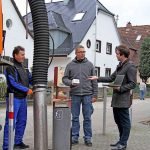 Neue Sensoren in den Unterflurcontainern an den Straßenbahnhaltestellen melden die Füllhöhe. Ein Projekt der Azubis der Stadtwerke in Zusammenarbeit mit den VBK und dem Dienstleister Zenner IoT Solutions. Auf dem Bild zu sehen sind (von links) Stefan Miklosko (VBK-Bahnmeisterei), Stefan Oberacker (VBK-Bahnmeisterei und Leiter des Projekts bei den VBK) und Robin Birk von SWK-Novatec GmbH (Leiter des Gesamtprojekts „Smart City“ für die Stadtwerke). (Foto: VBK)