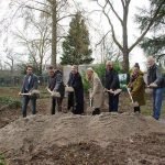 Beim Spatenstich im Zoo Heidelberg für die neue Löwenanlage: Kaufmännischer Geschäftsführer Frank-Dieter Heck, Zoodirektor Dr. Klaus Wünnemann, 1. Vorsitzender der Tiergartenfreunde Dr. Jan Gradel, Stadträtin Kristina Essig, Stadtrat Karlheinz Rehm, Projektleiterin Christina Schehle von faktorgruen und Detlef Böttinger von Böttinger Garten- und Landschaftsbau (v.l.n.r.) (Foto: Heidrun Knigge/Zoo Heidelberg)