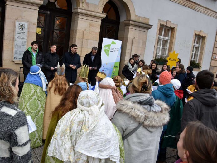 Die Sternsingerinnen und Sternsinger aus St. Maria und St. Augustinus in Landau sowie aus Edesheim wurden zur Aussendungsfeier am Landauer Rathaus empfangen. (Foto: Stadt Landau in der Pfalz)