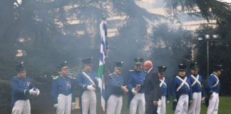 Der Neujahrsempfang im Schloss wurde traditionsgemäß von Böllerschüssen der Bürgerwehr unter der Großen Zeder eröffnet (Foto: Stadtverwaltung Weinheim)