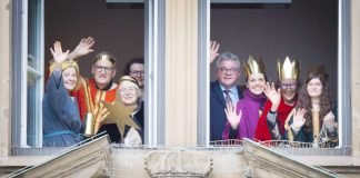 Minister Guido Wolf (vierter von rechts) mit Sternsingern der Domgemeinde St. Eberhard im Justizministerium. (Foto: Ministerium der Justiz und für Europa)