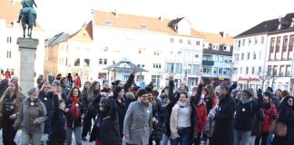 „Break the Chain“: Rund 50 Frauen, Männer und Kinder tanzten auf dem Landauer Rathausplatz zu den Klängen der offiziellen „One Billion Rising“-Hymne, darunter auch Bürgermeister Dr. Maximilian Ingenthron, die Landtagsabgeordnete Christine Schneider und die Gleichstellungsbeauftragte der Südlichen Weinstraße, Barbara Dees. (Foto: Stadt Landau in der Pfalz)