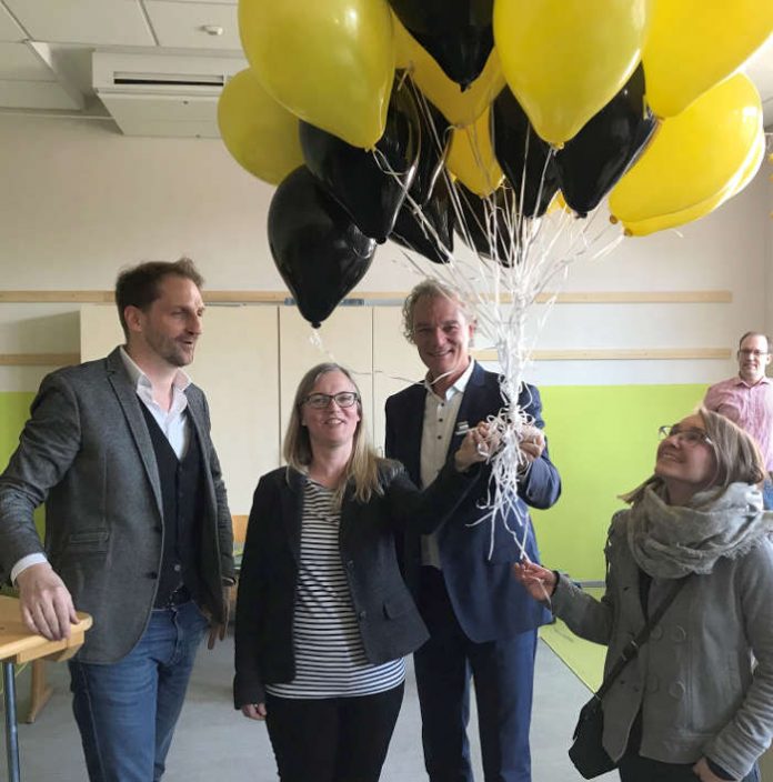 Bauleiterin Daniela Kitte (rechts) übergibt den Schlüssel an Luftballonen hängend an Schulleiterin Christin Lutz und Bürgermeister Axel Wassyl (Bildmitte). Links im Bild Architekt Dirk Lampe. (Foto: Verbandsgemeindeverwaltung Offenbach)