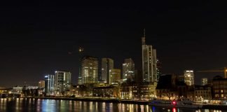 Earth Hour 2017, verdunkelte Skyline (Foto: Energiereferat Stadt Frankfurt/ Holger Menzel)