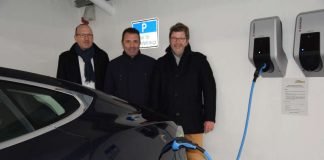 Andreas Uhler, OB Albrecht und Dr. Thorsten Seeker (von links) testen die Elektroladestation im Parkhaus Grabengasse (Foto: Stadtverwaltung Sinsheim)