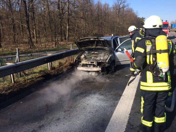 Der Motorraum stand in Vollbrand (Foto: Feuerwehr Neustadt)