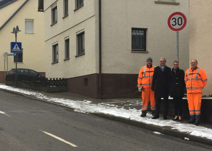 Landrat Dr. Christoph Schnaudigel (2.v.l.) und Bürgermeisterin Sabrina Eisele (2.v.r.) gaben gemeinsam die Beschränkung auf Tempo 30 in der Ortsdurchfahrt Pfaffenrot frei. Rene Schüttforth (links) und Ulrich Dann (rechts) von der Straßenmeisterei hatten die Schilder vorbereitet. (Foto: Landratsamt Karlsruhe)