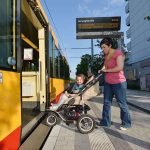 Autofasten leicht gemacht: Mit dem „FastenTicket“ zeigt der KVV eine attraktive und umweltfreundliche Alternative zum eigenen Auto auf. Denn alle Tram- und Stadtbahnen im Karlsruher Verkehrsverbund sind mit klimaneutralem Ökostrom unterwegs (Foto: KVV)