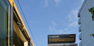 Autofasten leicht gemacht: Mit dem „FastenTicket“ zeigt der KVV eine attraktive und umweltfreundliche Alternative zum eigenen Auto auf. Denn alle Tram- und Stadtbahnen im Karlsruher Verkehrsverbund sind mit klimaneutralem Ökostrom unterwegs (Foto: KVV)