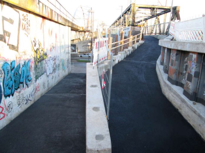 Baustelle der stufenfreien Rampe für Radfahrer an der Niederräder Brücke (Foto: Stadt Frankfurt)