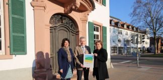 Maria Zimmermann, r,, bei der Übergabe der Plakette an Bürgermeister Gottfried Störmer und Carmen Daramus aus der Lampertheimer Stadtverwaltung. (Foto: Tourismus Service Bergstraße)