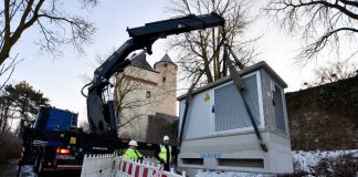 Uwe Allekotte (rechts), Netzplaner im Regionalzentrum Rhein-Nahe-Hunsrück bei Westnetz, begleitet das Aufstellen der neuen Station „Fustenburg“ auf der Stromburg. (Foto: Westnetz GmbH)