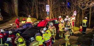 Es wurde ein schwerer Verkehrsunfall simuliert (Foto: Helmut Dell)