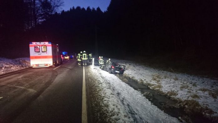 Der verunfallte PKW (Foto: Presseteam der Feuerwehr VG Lambrecht)