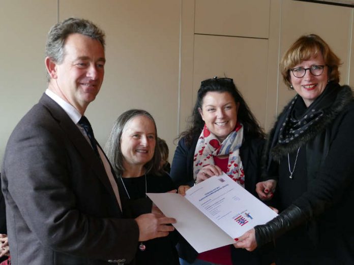 v.li. Bürgermeister Christian Schönung, Brigitte Heim (Leiterin der Kindertagesstätte in der Viehweide), Christiane Ludwig-Paul (Stadtverordnetenvorsteherin), Brigitte Lindscheid (Regierungspräsidentin des Regierungspräsidiums Darmstadt). (Foto: Stadt Lorsch)