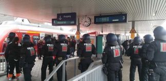 Einsatzkräfte der Bundespolizei am Bahnhof Kelsterbach