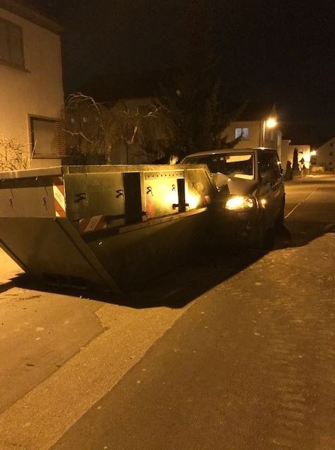 Gegen Baucontainer geprallt