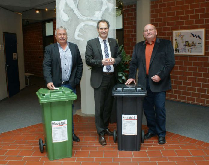 Der stellvertretende Werkleiter des Eigenbetriebs WertstoffWirtschaft Rolf Kiefer (re.) und Sachbearbeiter Rolf Mäckel (li.) informieren  Landrat Dietmar Seefeldt über das neue Chip-System. (Foto: Kreisverwaltung Bad Dürkheim)