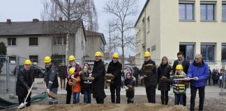 Gemeinsamer Spatenstich – mit Landrat Christian Engelhardt (7. v. rechts) und Einhausens Bürgermeister Helmut Glanzner (8. v. rechts). (Foto: Kreis Bergstraße)