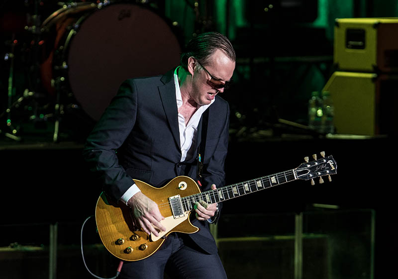 Joe Bonamassa in der Frankfurter Jahrhunderthalle (Foto: Helmut Dell)