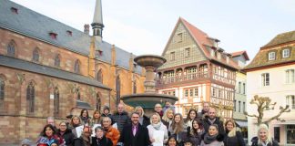 Gruppenfoto mit OB Weigel vor dem Rathaus. (Foto: Stadtverwaltung Neustadt)