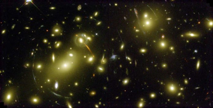 Der Galaxien-Haufen Abell 2218 wirkt wie ein kosmisches Vergrößerungsglas und verrät so, dass hier auch Dunkle Materie mit im Spiel sein muss. (Foto: NASA, Andrew Fruchter und das ERO-Team [Sylvia Baggett (STScI), Richard Hook (ST-ECF), Zoltan Levay (STScI)] (STScI)))