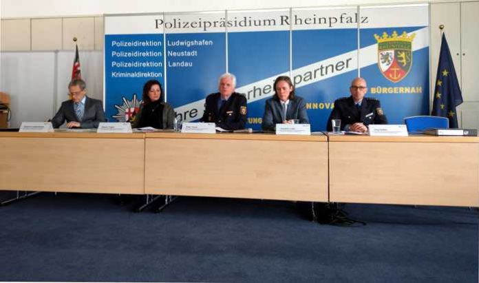 v.l.n.r.: Stephan Langenberger Führungsgruppe Polizeipräsidium Ludwigshafen, Seyda Togan Führungsgruppe Polizeipräsidium Ludwigshafen, Peter Traub Leiter der Polizeidirektion Ludwigshafen, Joachim Lieth Leiter der Kriminalinspektion Ludwigshafen, Jörg Haßler Leitung Sachgebiet Jugend