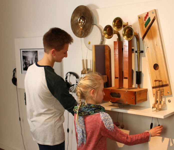 Kinder vor der Klangwand u.a. mit Trompetenpfeifen (Foto: Max Trinter